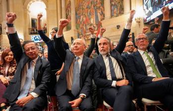 El presidente Gustavo Petro levantó su puño durante la intervención de la oposición. FOTO CORTESÍA 