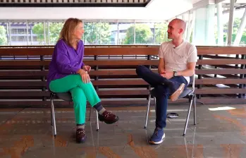 Luz María Sierra, directora de EL COLOMBIANO, en entrevista con Juan Esteban Hincapié, cofundador de Erco Energy. FOTO el colombiano