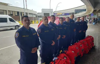 Estos fueron los ocho bomberos de Envigado que viajaron a Venezuela para apoyar las labores de búsqueda y rescate en la emergencia. FOTO: CORTESÍA BOMBEROS DE ENVIGADO