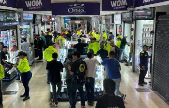 El sector del Ópera, en el centro de Medellín, es reconocido por la compra y venta de celulares usados. FOTO: Cortesía Alcaldía de Medellín