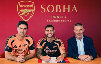 Bruno Guimaraes con Mikel Arteta y Andrea Berta. FOTO: X Arsenal