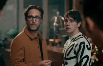 Michel Brown, a la izquierda, es uno de los protagonistas de Simplemente Alicia, que ya se puede ver en Netflix. A su lado el actor argentino Leo Deluglio. FOTO Cortesía