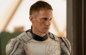 Alexander Skarsgård es el protagonista de Murderbot. FOTO: Cortesía Apple TV+