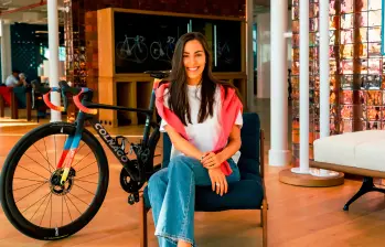 Melissa (quinta de izquierda a derecha) y el UAE Team ADQ comienzan a ganar reconocimiento en el ciclismo femenino. FOTO CORTESÍA