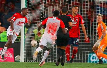 La imagen del balón de Hugo Rodallega entrando en la red durante la final de la Liga frente al DIM. FOTO DIMAYOR