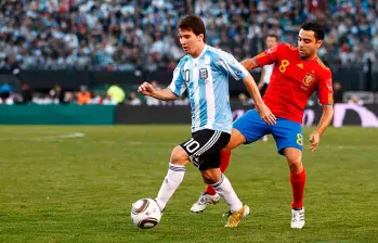 Lionel Messi en disputa del balón con Xavi Hernández en uno de los duelos que han enfrentado las selecciones de Argentina y España. FOTO TOMADA X@SEFutbol