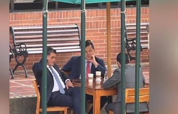 El procurador Gregorio Eljach fue visto con Andrés Castro, candidato a contralor y personero de Bogotá, en la Universidad Externado. FOTO: Redes Sociales
