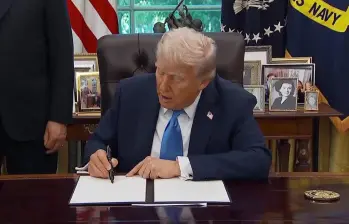 El presidente de Estados Unidos, Donald Trump, firmó una nueva orden para visas de trabajadores extranjeros. FOTO: Tomada de video.