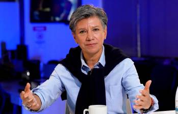 Claudia López expresó tener diferencias con Abelardo de la Espriella, sin embargo reiteró que esto no la lleva a votar por Iván Cepeda. Foto: Juan Sebastián Carvajal.