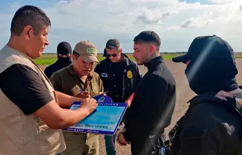 El momento en el que Sebastián Marset fue entregado a la DEA en Bolivia, para su traslado a Estados Unidos. FOTO: AFP