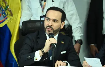 El presidente Abelardo de la Espriella en reunión de emergencia en la Unidad Nacional para la Gestión del Riesgo tras fuerte temblor en Colombia. FOTO: MinInterior