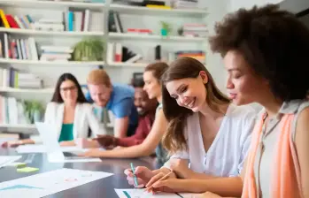 Jóvenes de Cali podrán acceder a un programa de formación en ventas y servicio al cliente, con respaldo de Tiendas Ara y el Politécnico PIO. FOTO: Getty