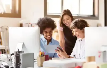 Personas disfrutando de un momento de esparcimiento, tras una pausa en su jornada laboral. FOTO: GETTY