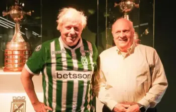 En su recorrido por el país, el exprimer ministro del Reino Unido visitó la sede deportiva del club verdolaga. Foto: Redes sociales @nacionaloficial