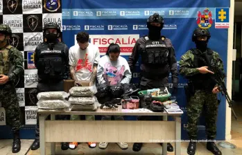 Deisy Maryelith Cano Castrillón y su hijo Yeiner David Pereañes Cano, capturados en el Barrio Antioquia de Medellín. FOTO: Cortesía Fiscalía