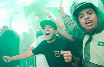 Los hinchas del verde mostraron su respaldo a los dirigidos por Diego Arias antes de emprender el viaje a Barranquilla y en la Arenosa con el banderazo. FOTO TOMADA X@nacionaloficial