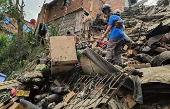 Vecinos de Manrique La Honda tratando de salvar lo poco que quedó tras el colapso de un taller. FOTO: Julio Herrera.