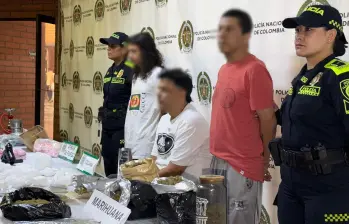 A los tres capturados por estos hechos se les incautaron más de siete kilos de drogas que iban a ser comercializados en entornos con alta presencia de menores de edad. FOTO: CORTESÍA POLICÍA METROPOLITANA