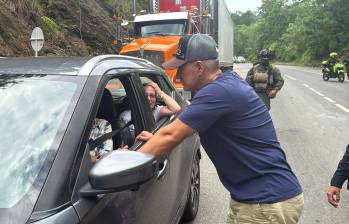 El gobernador de Antioquia, Andrés Julián Rendón, lideró una visita a la zona durante los operativos para restablecer el paso. FOTO: Cortesía Gobernación