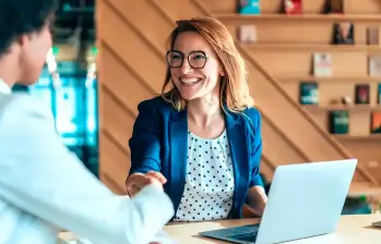 Del total de ofertas 148 son en modalidad híbrida y unas 40 en remoto, lo que abre la posibilidad de acceder a trabajos con mayor flexibilidad. FOTO: GETTY