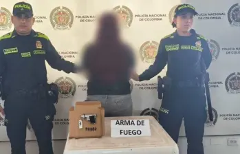 La mujer fue detenida por las autoridades en un evento del partido Centro Democrático que se realizó este jueves en el municipio de Honda, Tolima. Foto: Policía. 