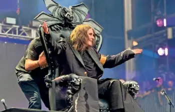 Ozzy Osbourne, sentado en su icónico trono con forma de murciélago, durante Back to the Beginning, su última actuación en vivo junto a Black Sabbath. FOTO AFP