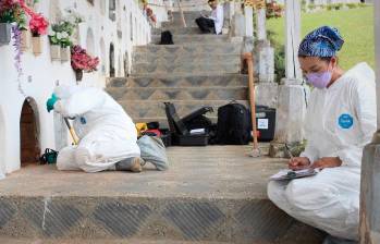El trabajo no solo comprende la labor forense de campo sino la atención a las familias y la toma de muestras de ADN. FOTO: UBPD