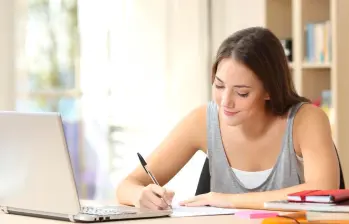 Gracias al patrocinio empresarial, cientos de jóvenes acceden a educación técnica gratuita y práctica laboral en empresas reconocidas. FOTO: SHUTTERSTOCK