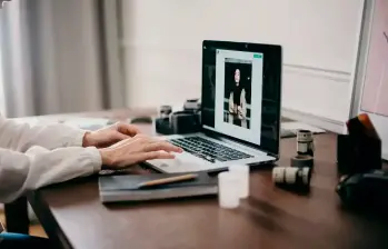 El trabajo remoto ha abierto nuevas oportunidades para madres cabeza de hogar, jóvenes sin experiencia y profesionales que buscan flexibilidad laboral. FOTO: GETTY