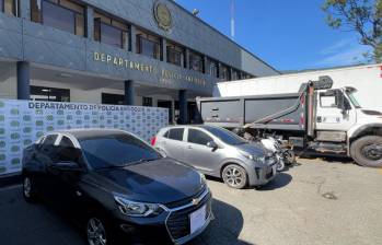 Durante una ceremonia organizada por las autoridades, los propietarios recibieron nuevamente sus vehículos y autopartes. FOTO Policía Antioquia. 