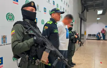 Alias Jota fue capturado en un gran operativo en El Poblado cuando iba en un vehículo particular, de baja gama, el cual estaba blindado como medida de protección. FOTO: CORTESÍA POLICÍA METROPOLITANA