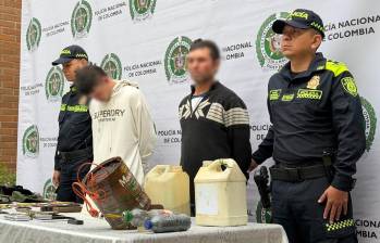 Los dos hombres capturados fueron dejados a disposición de la Fiscalía General de la Nación. FOTO: Cortesía Secretaría de Seguridad de Medellín