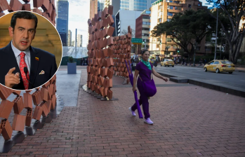Frente al Museo Nacional, diferentes grupos se reunieron en contra de la desmatelación de obras de arte. Foto: Colprensa