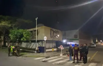 Como parte de la respuesta a la emergencia, la Secretaría de Movilidad cerró la carrera 8 entre calles 26 y 34, en sentido oriente. FOTO: Tomada de El País de Cali.