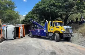 Así quedó la volqueta accidentada en la autopista Norte, en la entrada a Copacabana, situación que colapsó la movilidad hacia el norte metropolitano. Los automotores son desviados por la via a Machado. FOTO: CORTESÍA ALCALDÍA DE COPACABANA