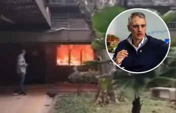 Personal del Cuerpo de Bomberos de Medellín acudió al plantel educativo para controlar las llamas que consumieron por completo esta oficina, en la que hubo pérdida de muebles, enseres y algunos documentos. FOTO: Cortesía