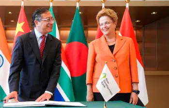Gustavo Petro y la presidenta del Banco de Desarrollo de los Brics, Dilma Rousseff. FOTO: Presidencia