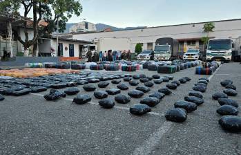 El alijo estaba constituido por 117 pacas prensadas y 48 paquetes adicionales, según las autoridades. FOTO CORTESÍA ALCALDÍA DE MEDELLÍN