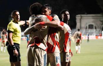 El festejo entre dos hombres fundamentales del actual proceso, Didier Moreno y el goleador Fydriszewski. FOTO CONMEBOL