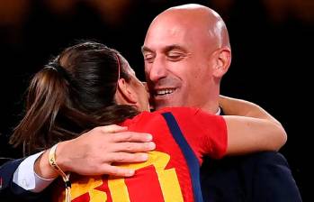 Luis Rubiales podría ir a la cárcel tras el beso que le dio a Jenni Hermoso en la celebración del título del Mundial femenino de 2023. FOTO: AFP