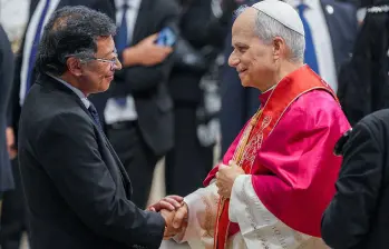 Primer saludo del presidente Gustavo Petro con León XIV en Roma este 18 de mayo de 2025. FOTO: PRESIDENCIA