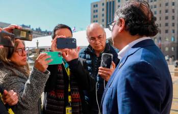 Gustavo Petro, entrevistado por los medios de comunicación en Chile. FOTO: CORTESÍA DE PRESIDENCIA.