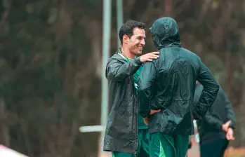 Diego Arias dialogando con uno de sus asistentes durante las prácticas del Verde. FOTO ATLÉTICO NACIONAL