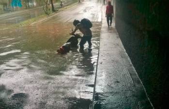 Las inundaciones del deprimido de la Feria de Ganados es una tradición cada que llueve con intensidad en Medellín. La imagen corresponde a 2015, pero este lunes también se presentó un hecho similar de inundación y en ese periodo de tiempo se han presentado decenas de situaciones parecidas. FOTO: ARCHIVO