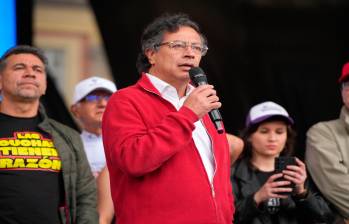 Los manifestantes permanecen sobre la vía en señal de apoyo a las manifestaciones convocadas por el Gobierno. FOTO CORTESÍA 