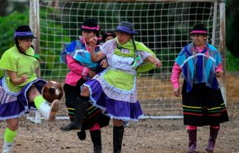 En el torneo de campesinas juegan ocho equipos, cada uno integrado por 10 deportistas. FOTO AFP