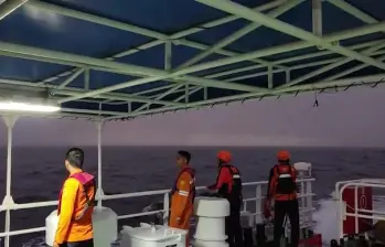 Del naufragio en Indonesia, alrededor de 57 personas fueron rescatadas (50 el jueves, 5 el sábado rescatadas por pescadores, y los 2 de la isla desierta el domingo). Aún quedan 18 personas desaparecidas en el mar. Foto: AFP