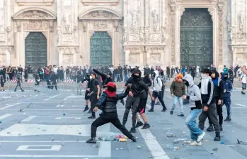 Comercios saqueados y enfrentamientos con la Policía marcaron la segunda jornada de disturbios en el centro de Milán, Italia. FOTO EUROPAPRESS