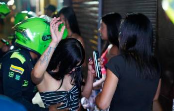 Una de las acciones fue la verificación de que en los establecimientos nocturnos no hubiera menores de edad. FOTO: POLICÍA