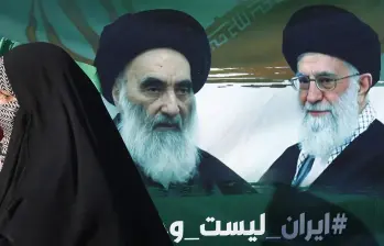 A la izquierda, el primer ayatolá que llegó al poder supremo de Irán en 1979 y estuvo allí hasta 1989, Ruhollah Jomeini, a la derecha Alí Jamenei, su sucesor, quien murió en los bombardeos del 28 de febrero. 